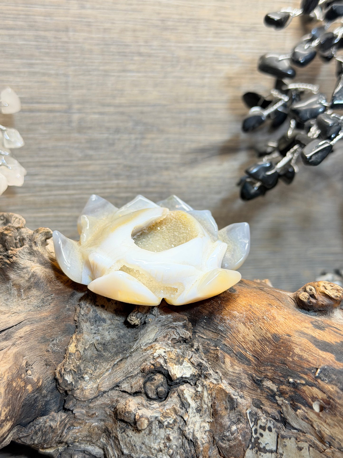 Agate lotus flower carving