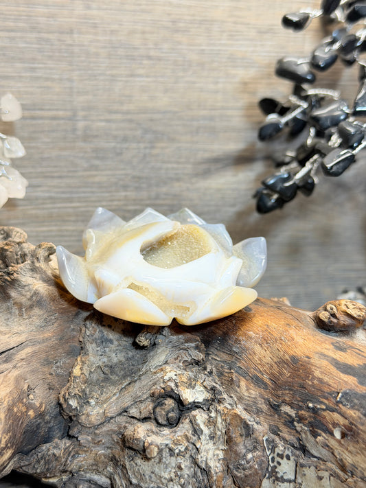 Agate lotus flower carving